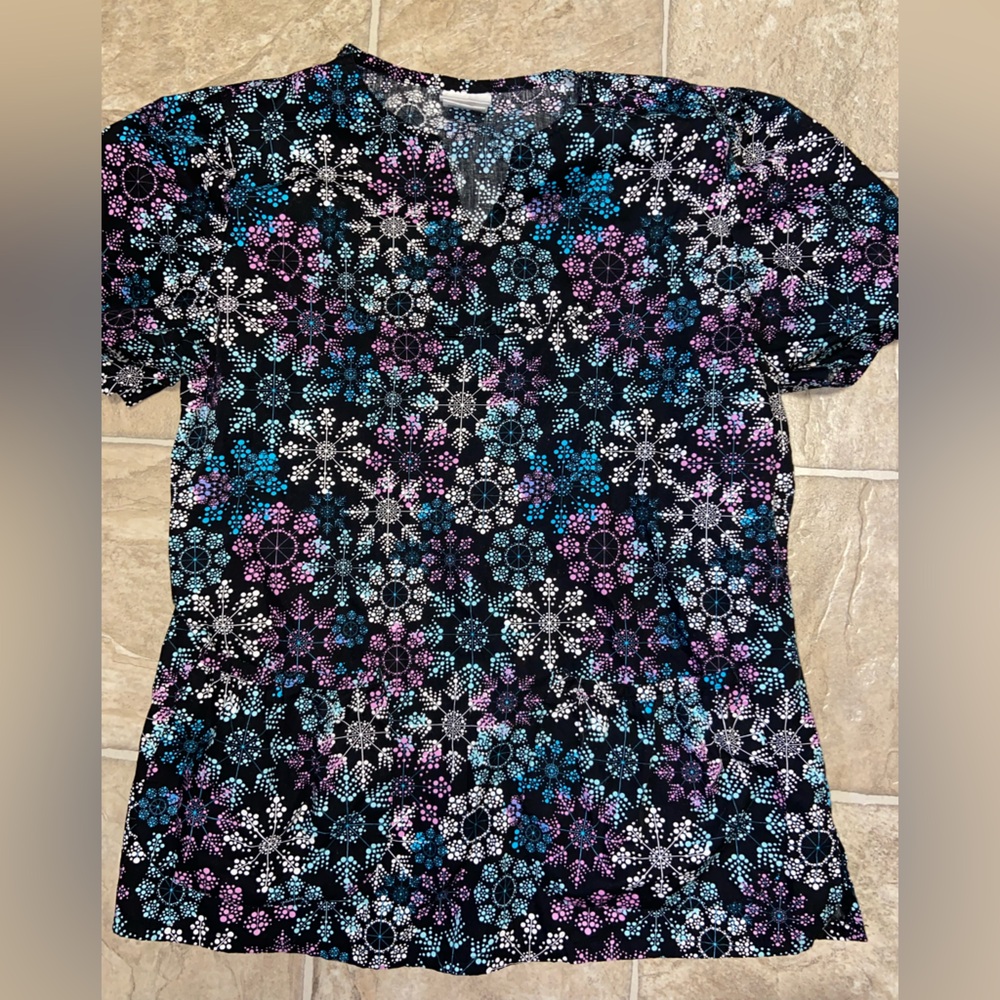 Willow Brook Scrub Top in Black/Pink/Blue/White Snowflake Pattern